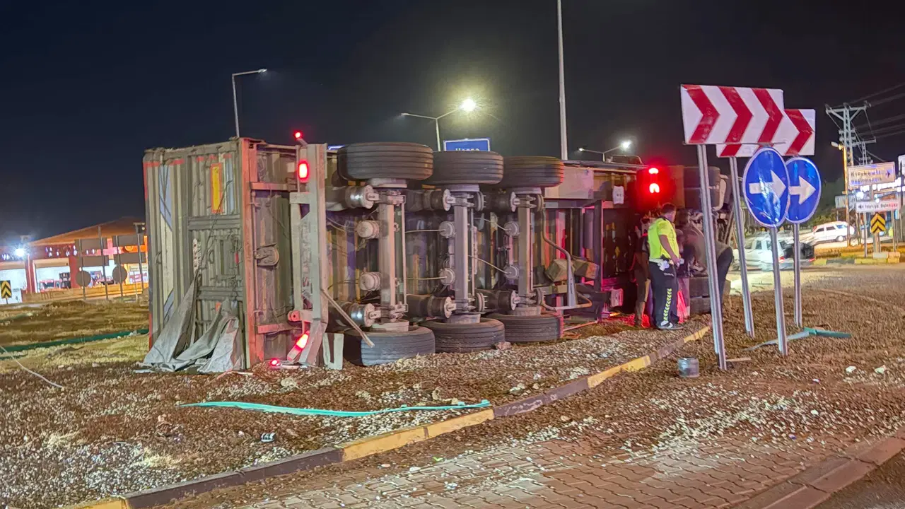 Gaziantep'te panik anları... TIR devrildi: 17 ton arpa yola saçıldı