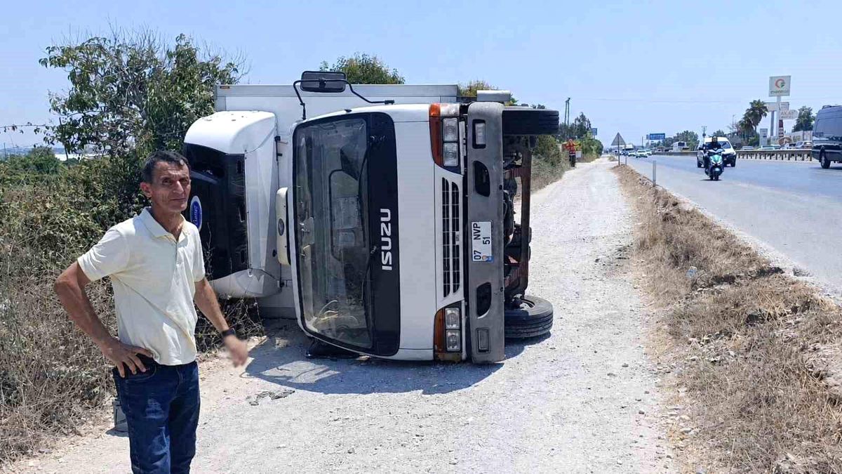 Devrilen kamyondan burnu kanamadan çıktı, aracının başında ekipleri bekledi