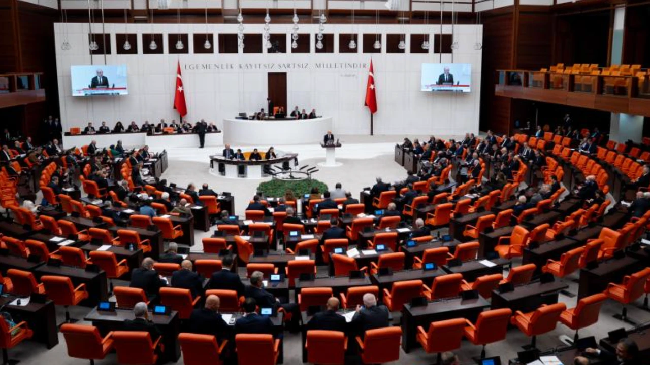 TBMM'de bu hafta gündem yoğun: CHP'de kürsü bilmecesi ve kritik torba yasa görüşülecek