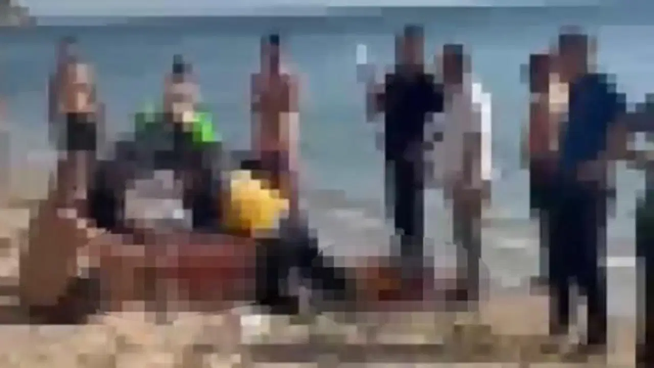 Denize giren 2 kardeşten biri boğuldu