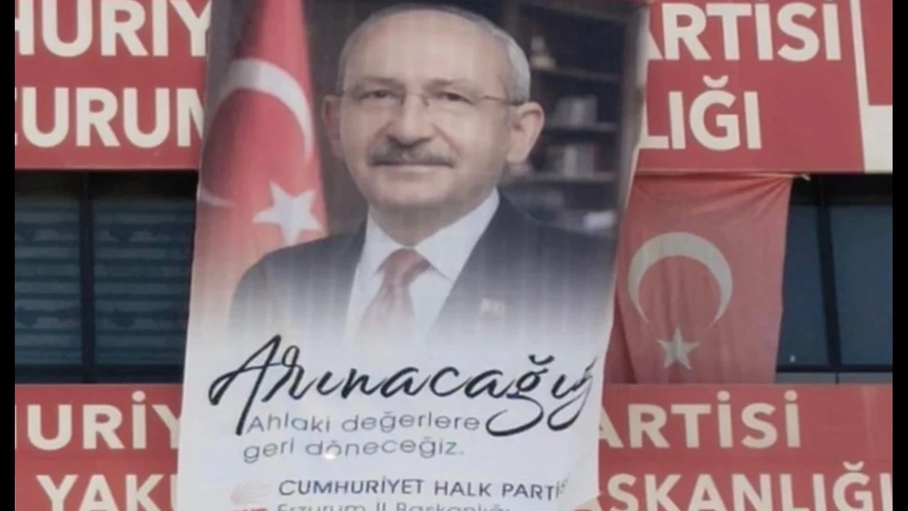 CHP’de bu kez olaysız devir teslim: Kılıçdaroğlu’nun Arınacağız posteri alkışlarla asıldı