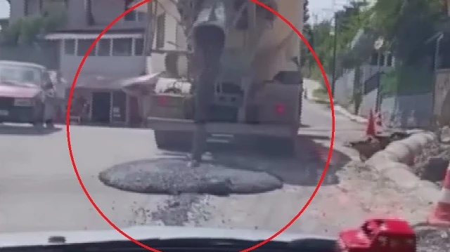 Yola beton dökerek ilerleyen beton mikseri