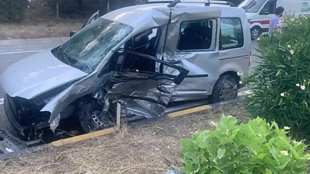 Marmaris'te iki kamyonet çarpıştı: Okluk Kavşağı'nda can pazarı