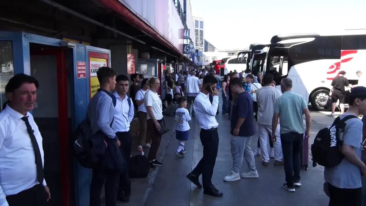 Öğrenciler karnesini aldı, otogarlarda yoğunluk başladı: 'Zor bilet bulduk'