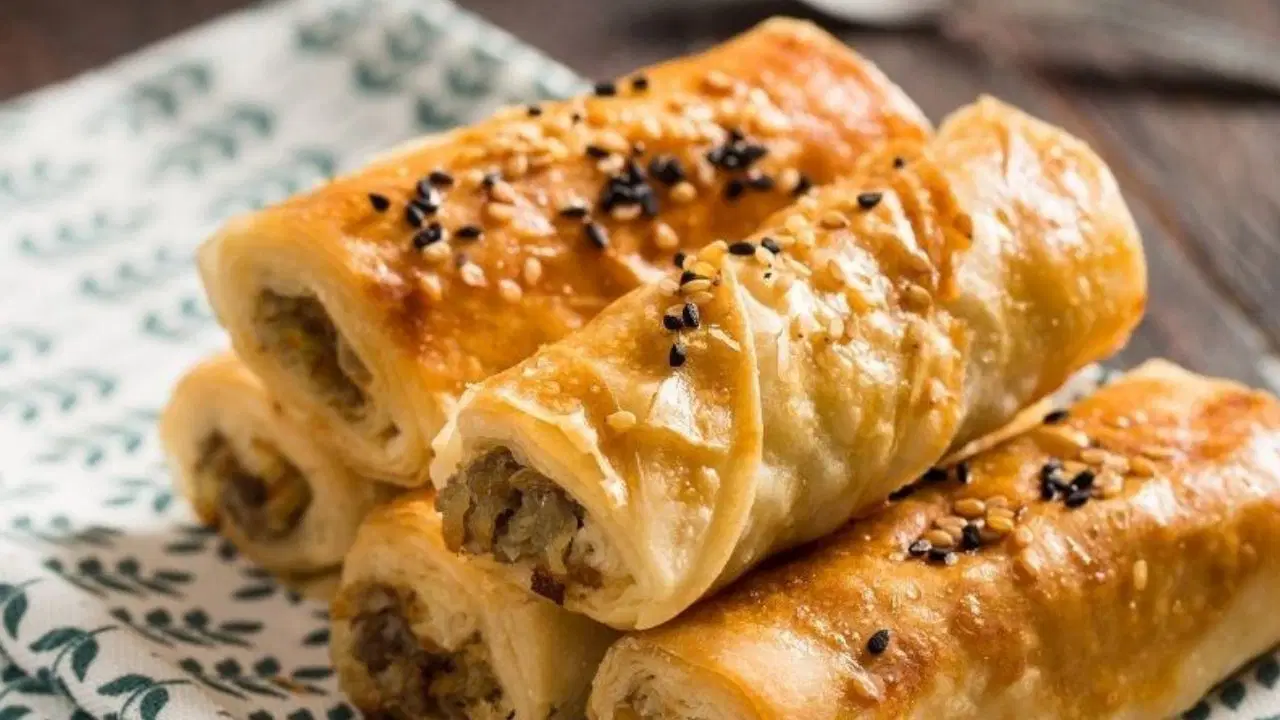 Kahvaltı için çıtır ve pratik lezzet: Kıymalı börek tarifi