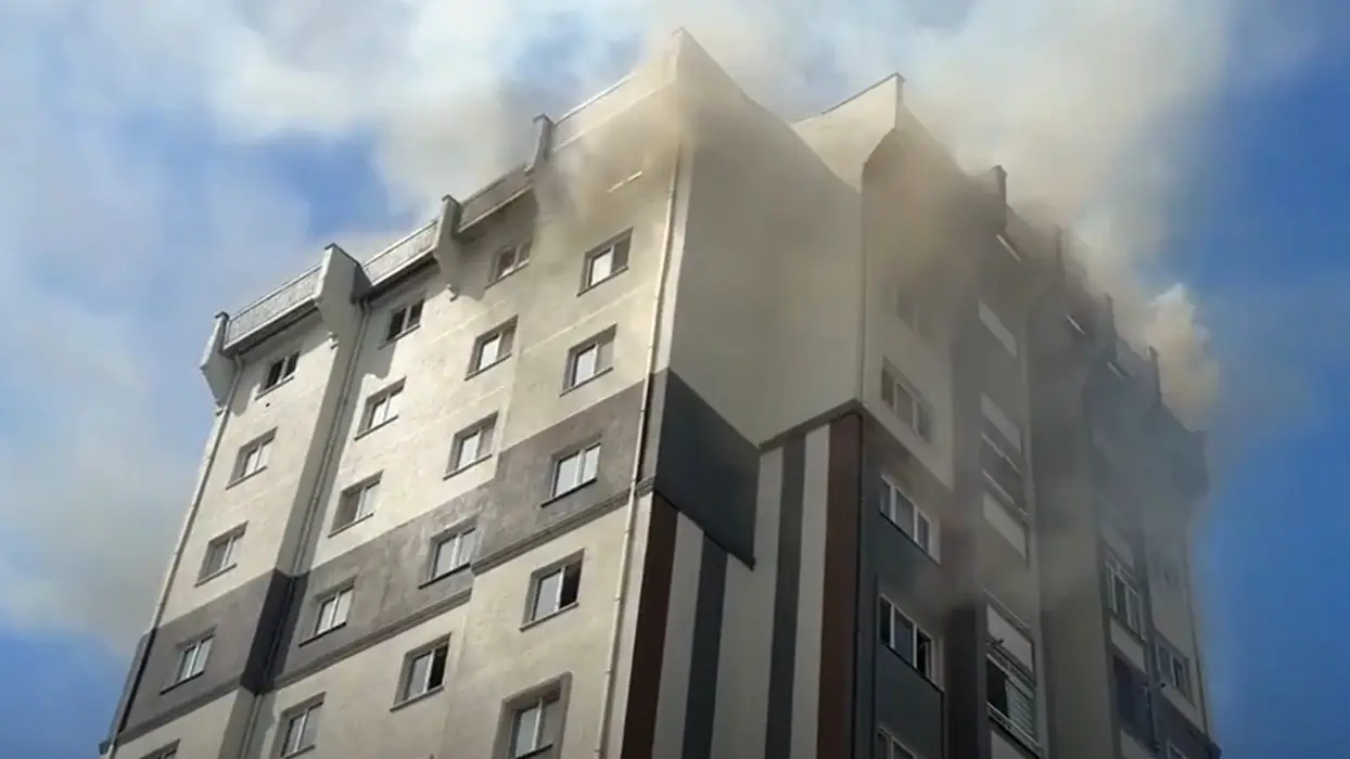 İstanbul'da korkutan yangın! Binanın çatısı alevlere teslim oldu