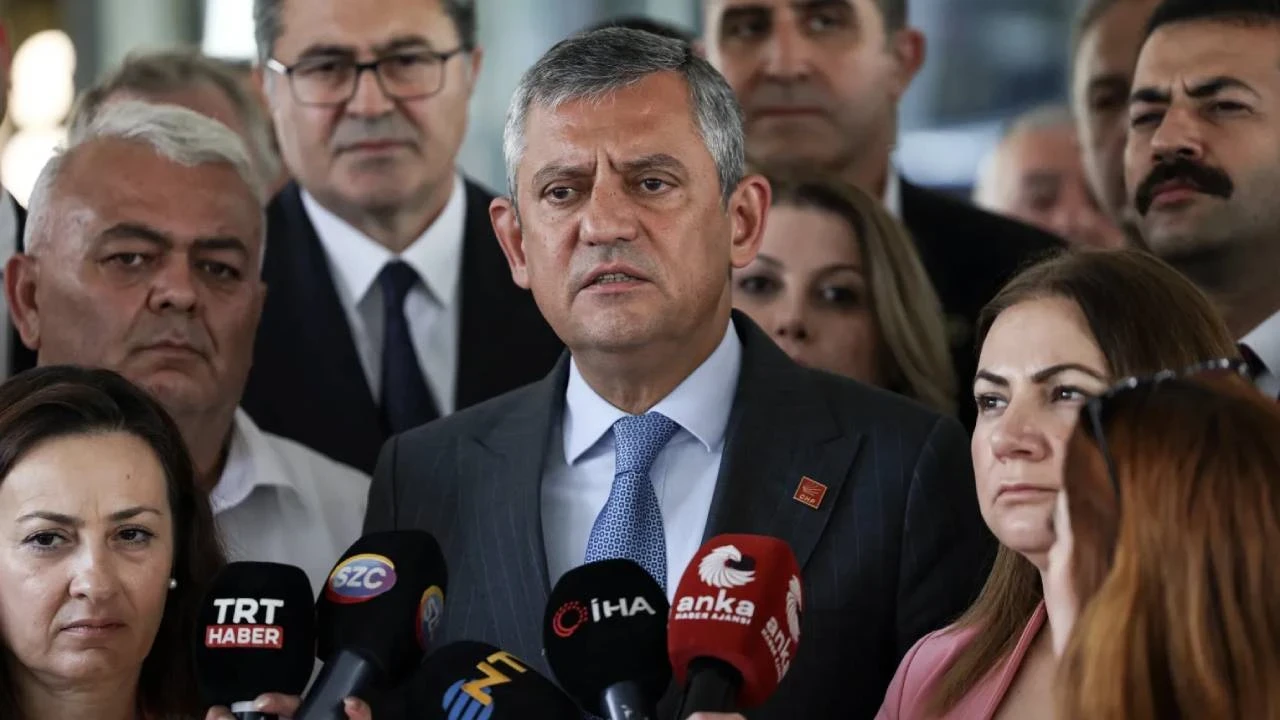 Özgür Özel'den il başkanlıkları için demokrasi nöbeti çağrısı