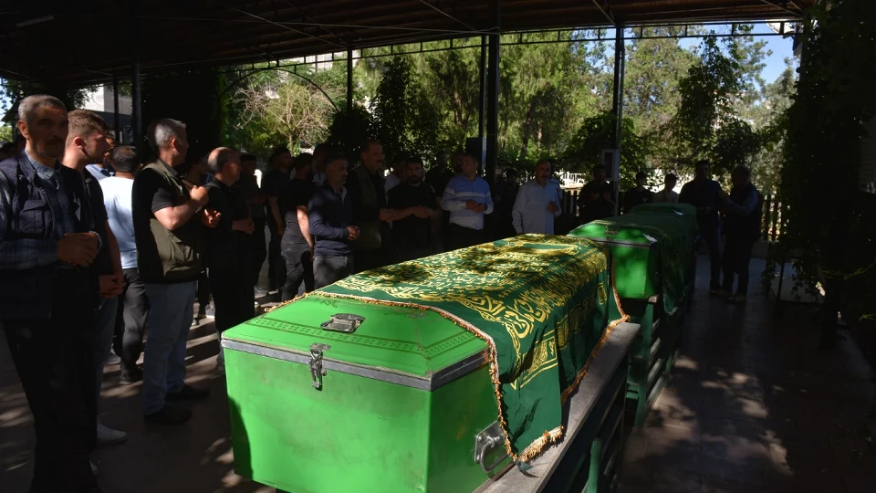 Sulama kanalına düşen otomobilde ölen üç kardeş yanyana toprağa verildi