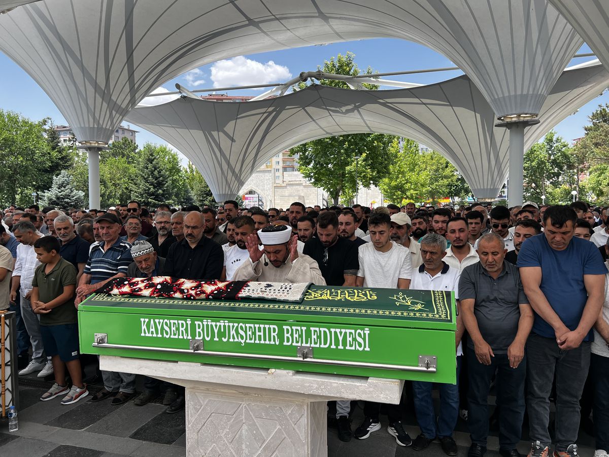 Düğün konvoyunda bariyerlere çarpan otomobilde ölen anne, toprağa verildi