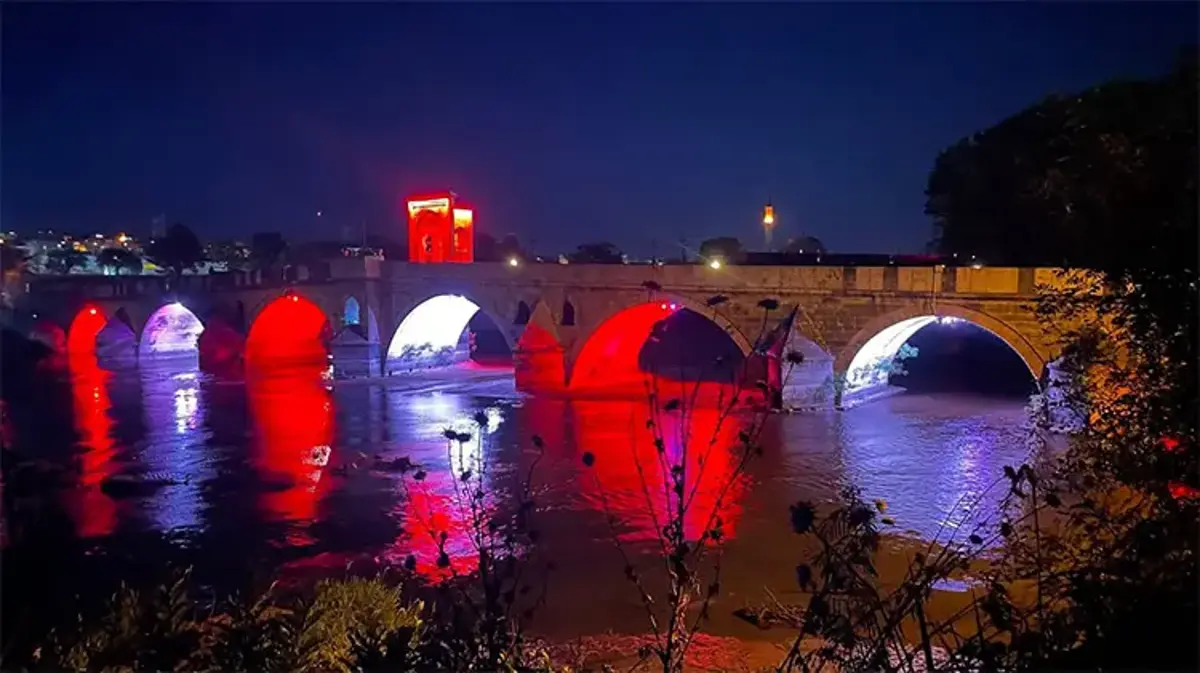 Edirne'de Meriç ve Tunca köprüleri 15 Temmuz için kırmızı beyaza büründü