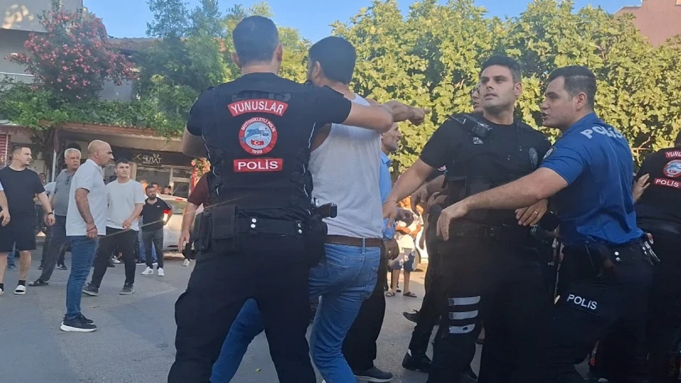 Bursa'da park yeri kavgası kanlı bitti: Üç kişi yaralandı
