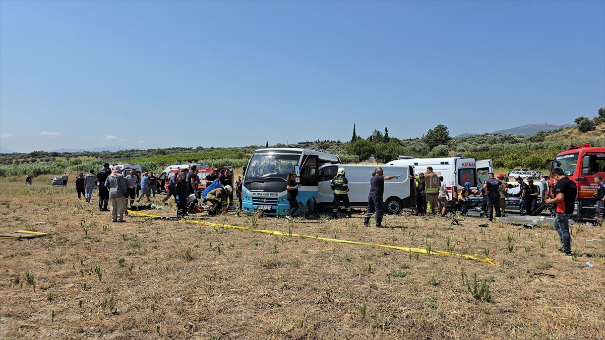 Manisa'da midibüsle panelvanın çarpışması sonucu 1 kişi öldü, 10 kişi yaralandı