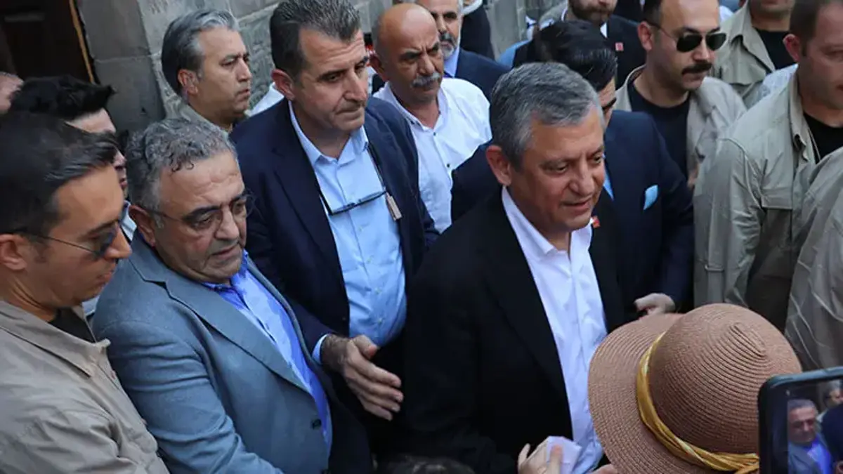 Özgür Özel: Kayyımdan sonra binaları geride bıraktık, yürüyoruz