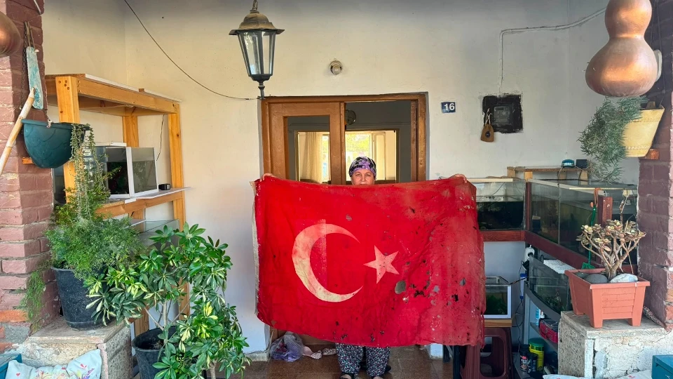 Kıbrıs Barış Harekatı'ndan kalma şanlı bayrağı 36 yıldır saklıyor