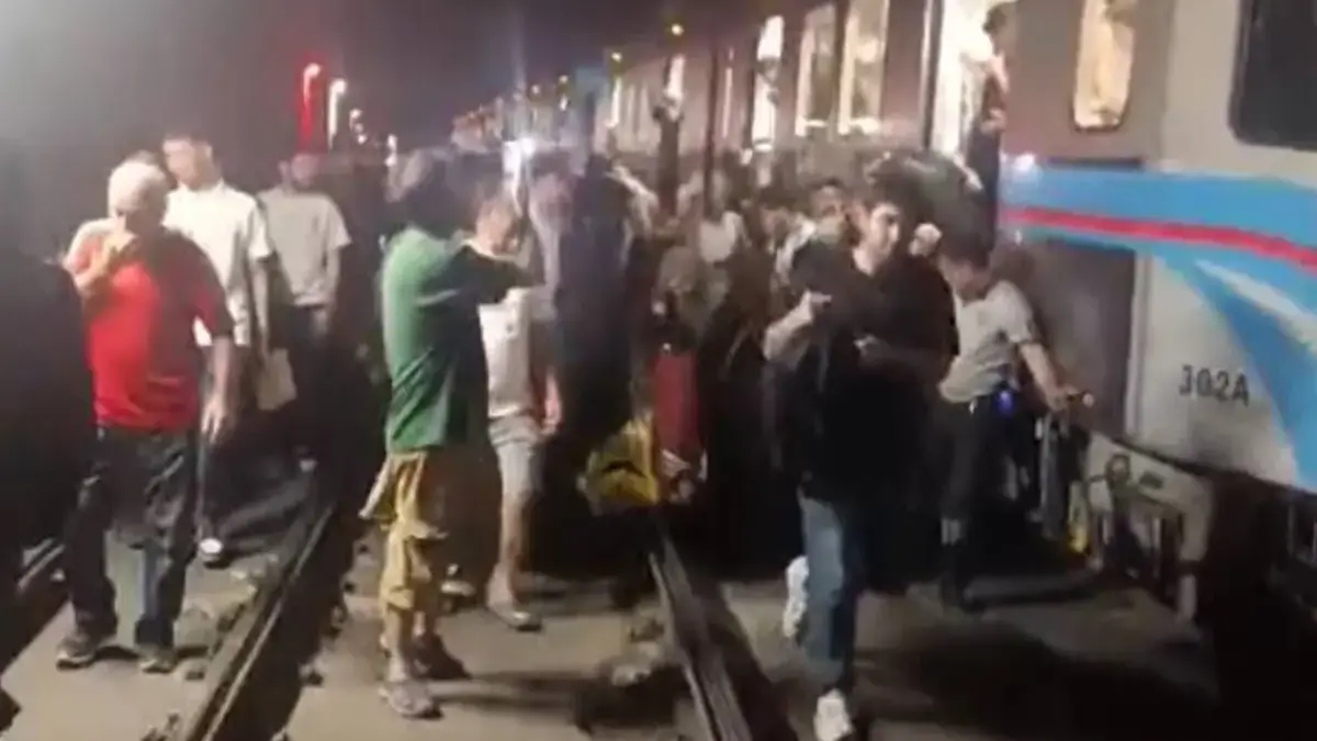 İstanbul'da tramvay hattında trafo yangını! Yolcular raylara indi