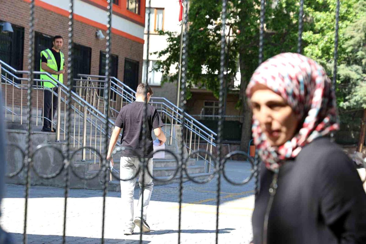 Elazığ'da LGS maratonu başladı: 7 bin 729 öğrenci geleceği için ter döküyor