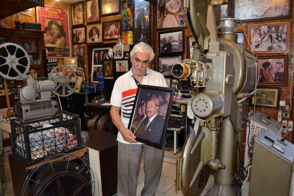 Adana'da Kadir İnanır anısına ücretsiz sinema gösterimi yapılıyor