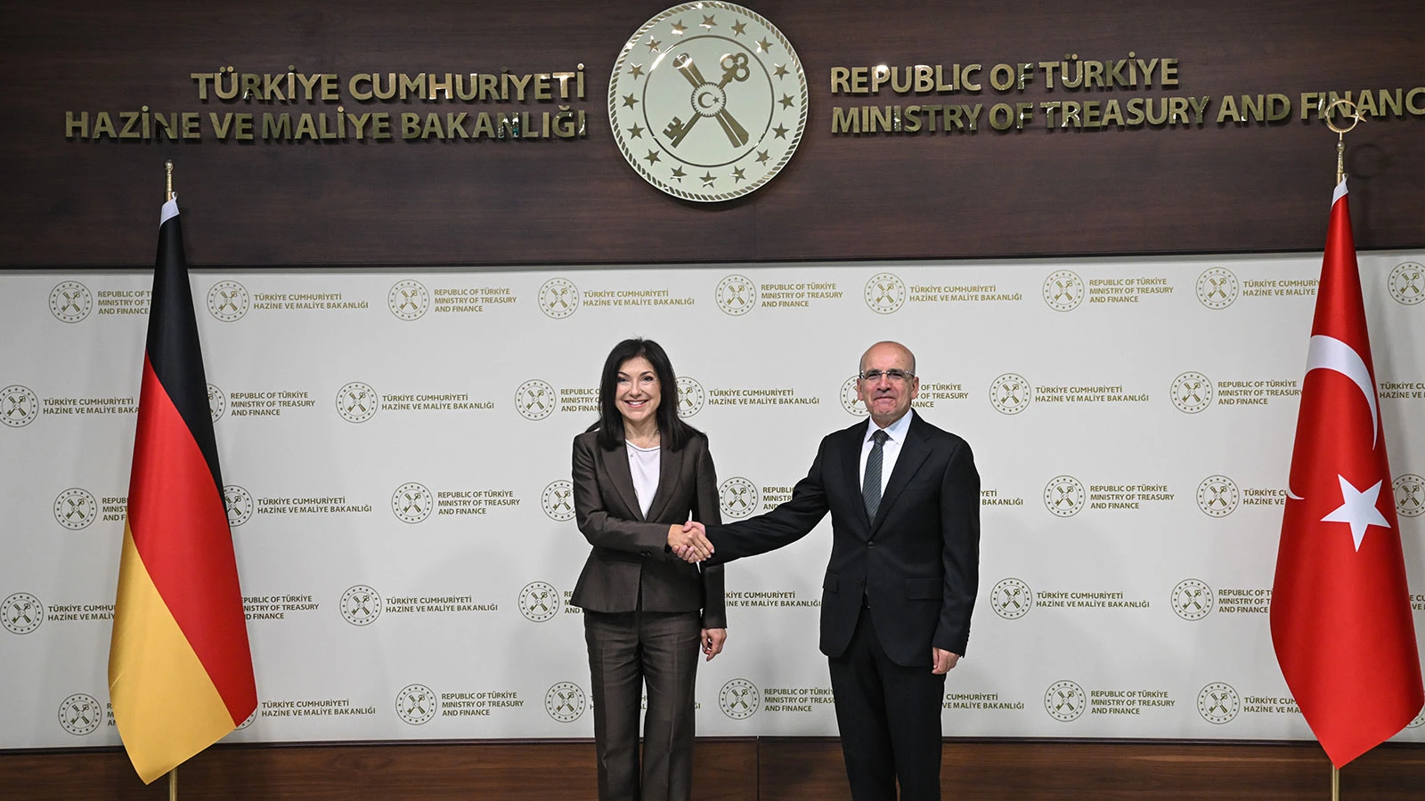 Bakan Şimşek, Almanya Federal Ekonomi ve Enerji Bakanı Reiche ile bir araya geldi