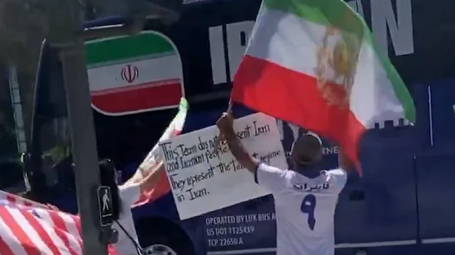Los Angeles'te Pehlevi yanlısı İranlılar kendi milli takımlarını 'terörist' diyerek protesto etti