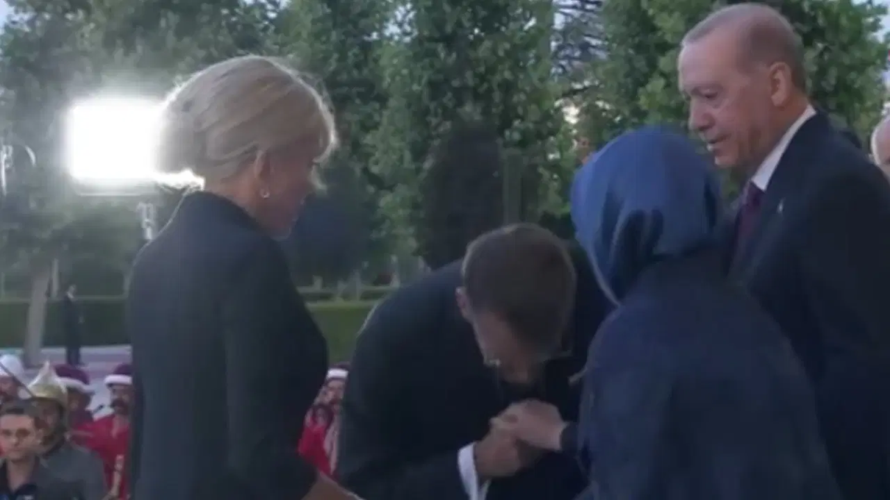 Emine Erdoğan'dan Macron'a 'veto': Elini öpmesine izin vermedi