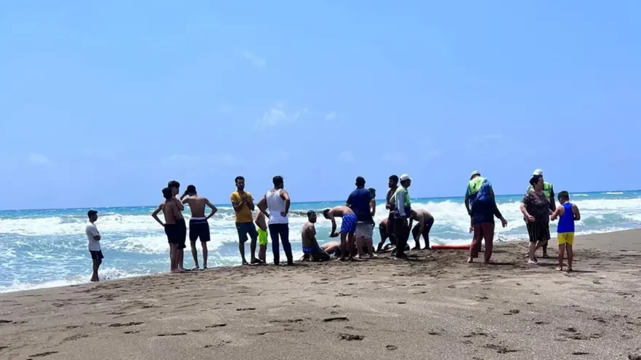 Trabzon'da 14 yaşındaki oğlunu kurtarmak isteyen baba akıntıya kapıldı