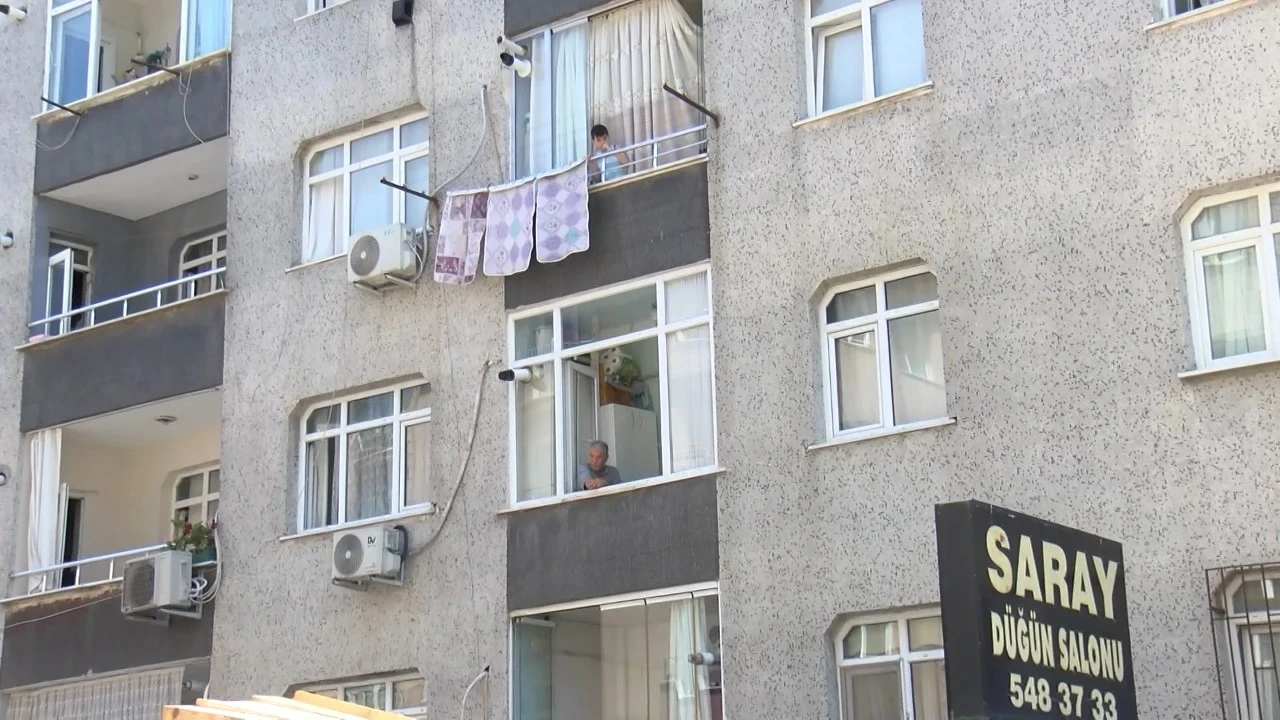 İnşaat çalışması mahallede paniğe neden oldu: dairedekiler bir anda mahsur kaldı!