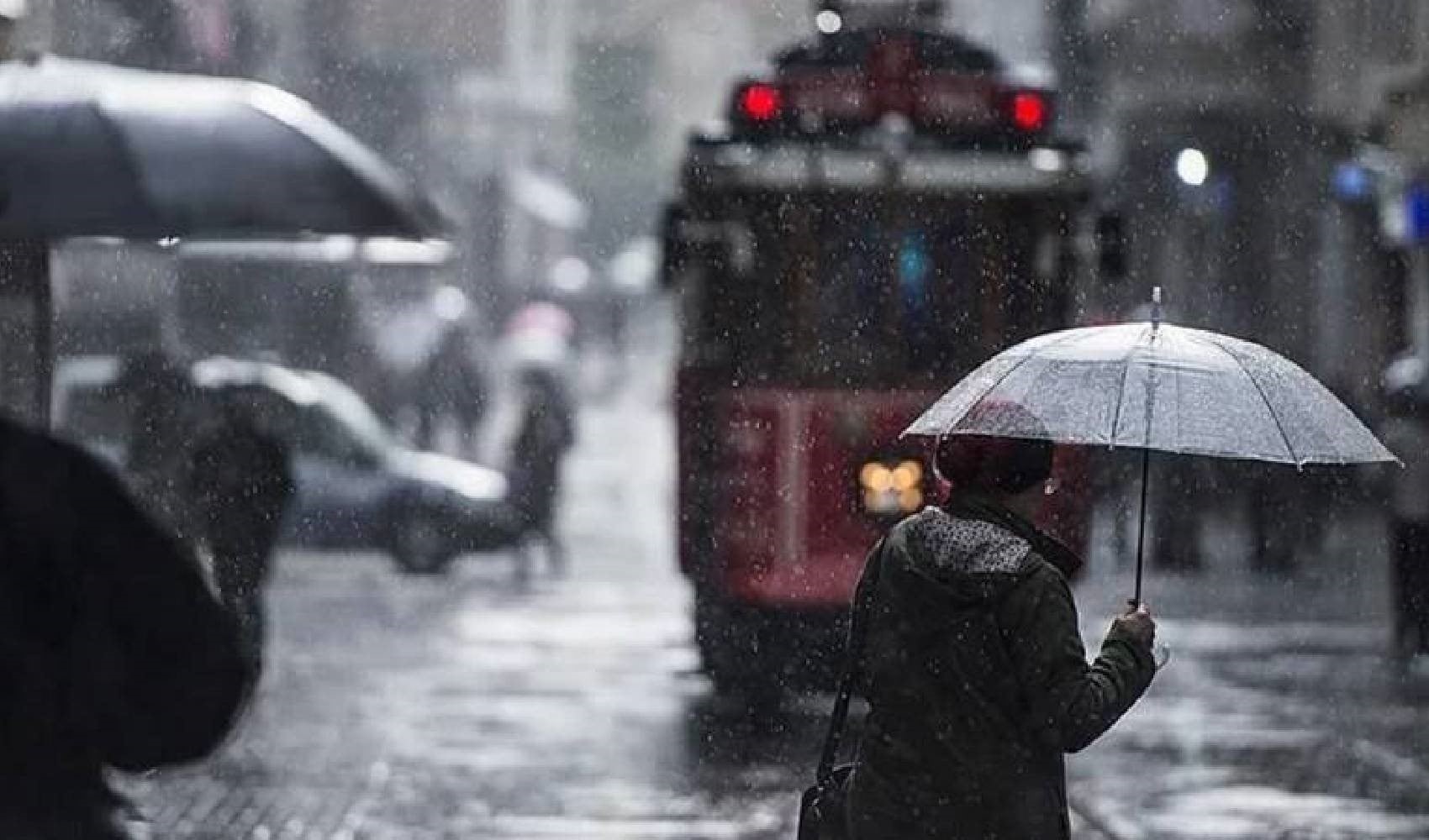 Hava sıcaklığı düşecek: İstanbul'da 10 saat sürecek yağış bekleniyor!