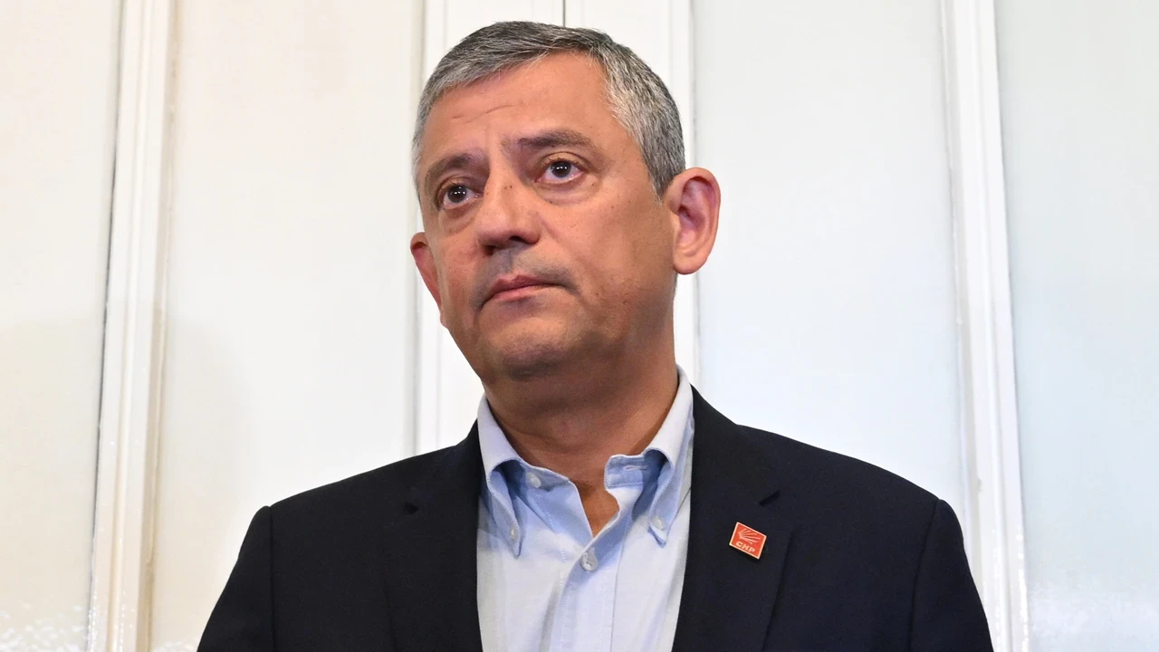 Özgür Özel'den Kapalı Grup Hamlesi
