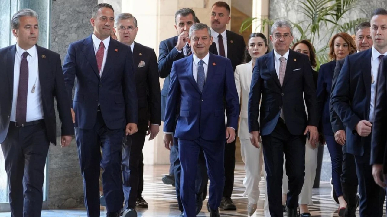 Özgür Özel ve ekibi CHP Parti Meclisi'nden istifa etme kararı aldı