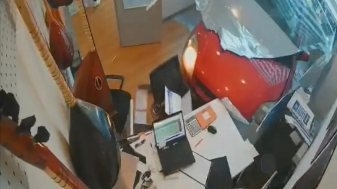 Otomobilin pedallarını karıştırdı, dükkana böyle daldı! Ezilmekten kurtuldular