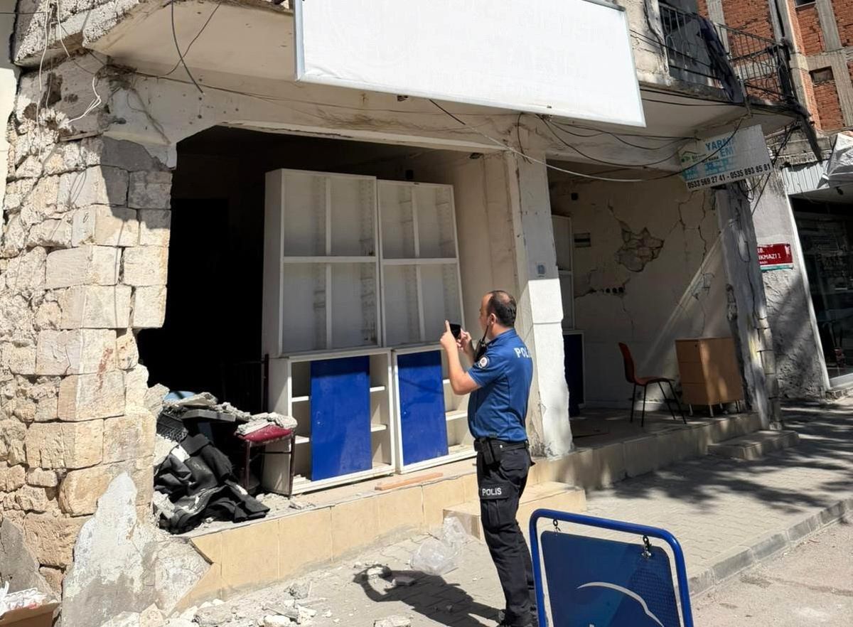 Adıyaman'da tehlike saçan metruk bina vatandaşları korkutuyor