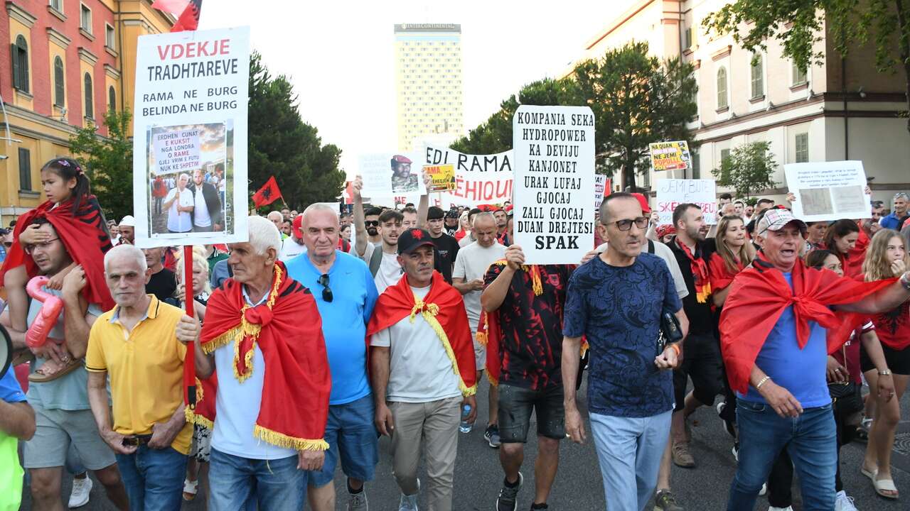 Arnavutluk'ta Zvernec'teki lüks turizm projesine karşı eylemler 20. gününe girdi
