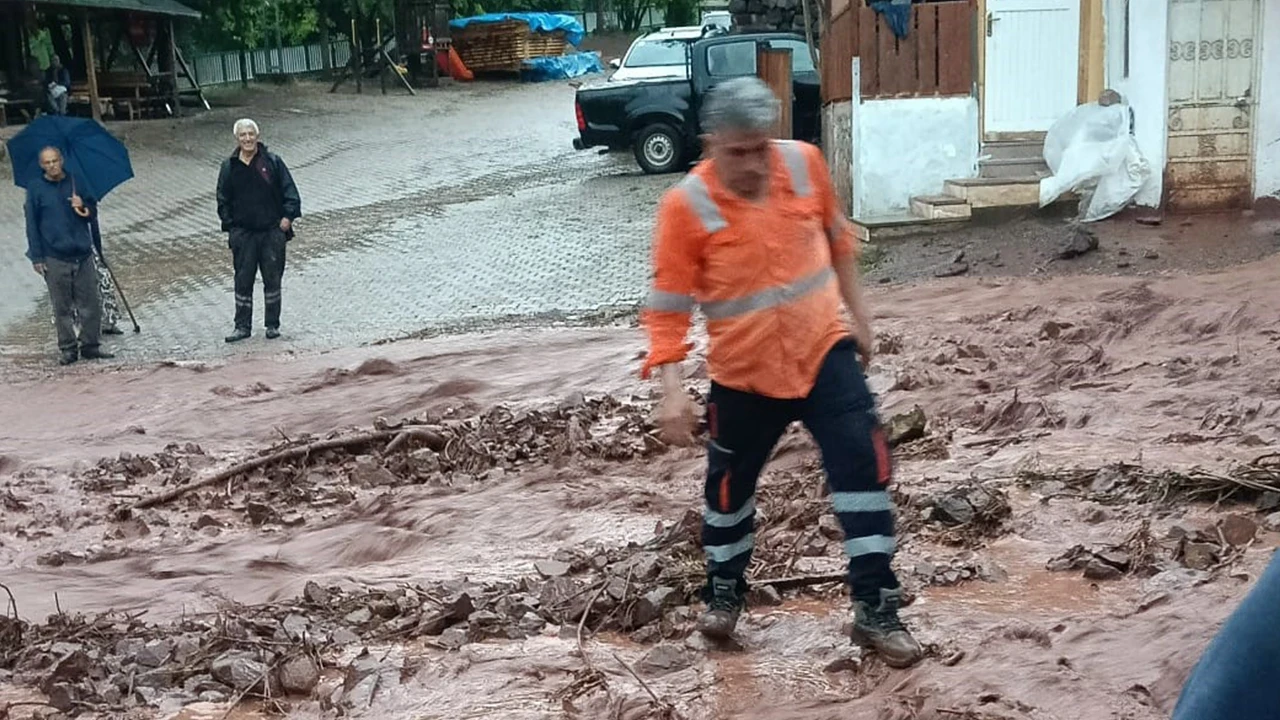 Artvin'de sağanak sonrası dere taştı: Aşağı Maden köyünde korkutan anlar