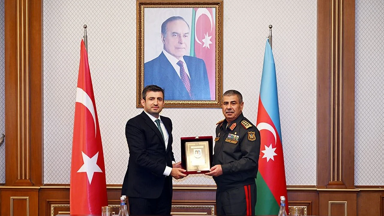 Azerbaycan Savunma Bakanı Hasanov, Baykar Yönetim Kurulu Başkanı Bayraktar ile görüştü