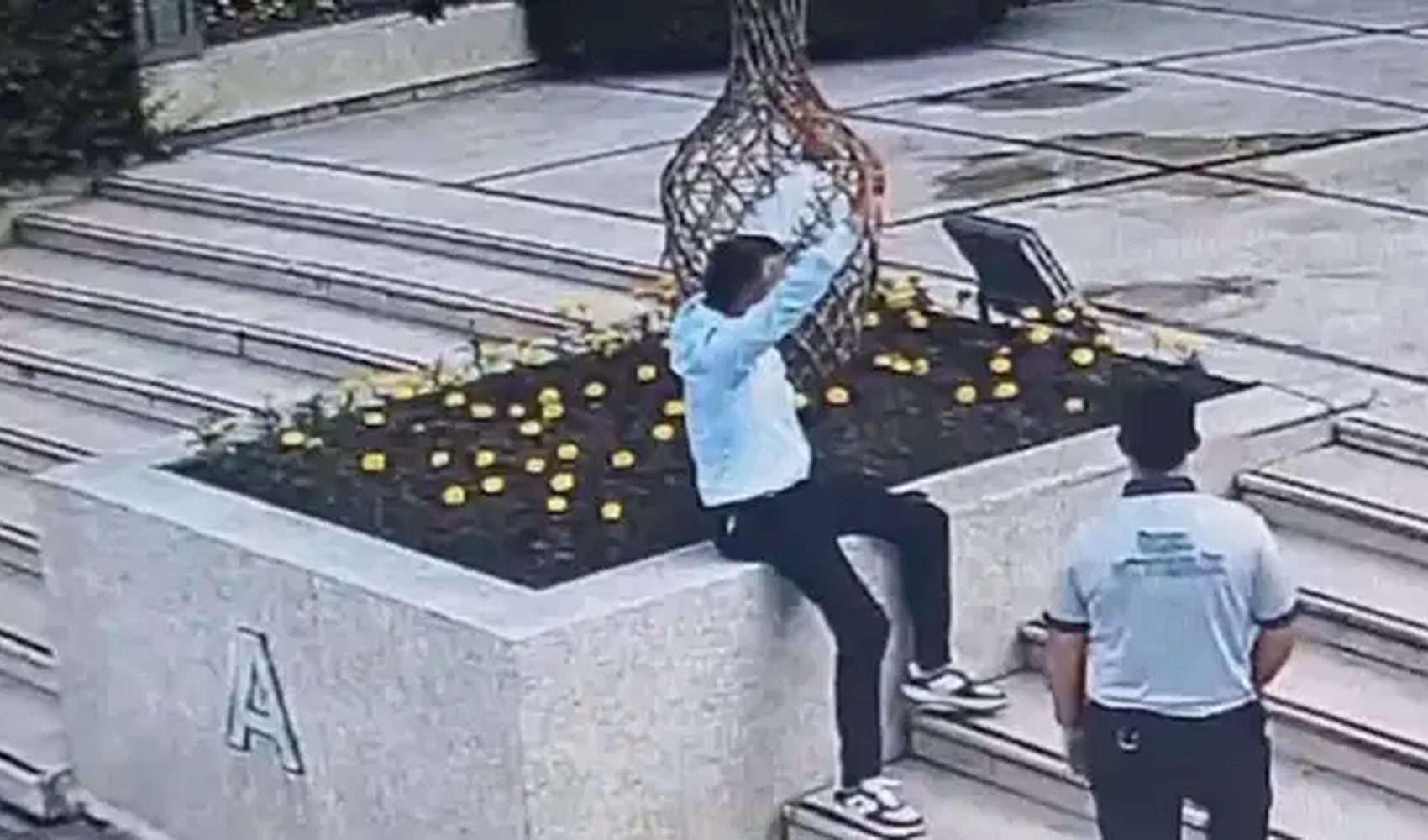 Salihli’de belediye binasında saldırı yapan şüpheli tutuklandı