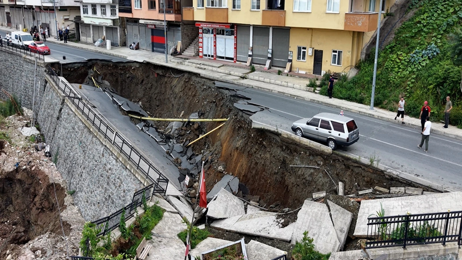 Rize’de yol çöktü: 2 bina tahliye edildi