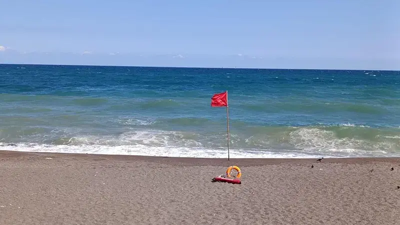Akçakoca’da olumsuz hava şartları nedeniyle denize girmek yasaklandı
