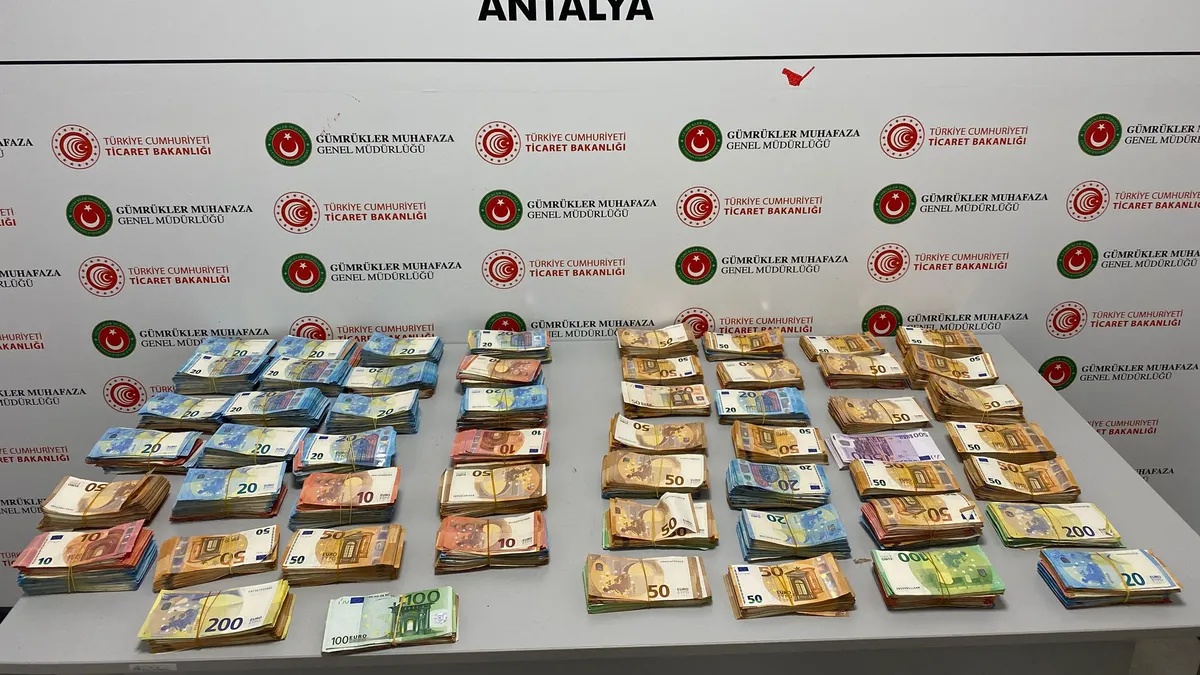 Antalya Havalimanı'nda şoke eden yöntem! Bebek bezlerinden servet çıktı