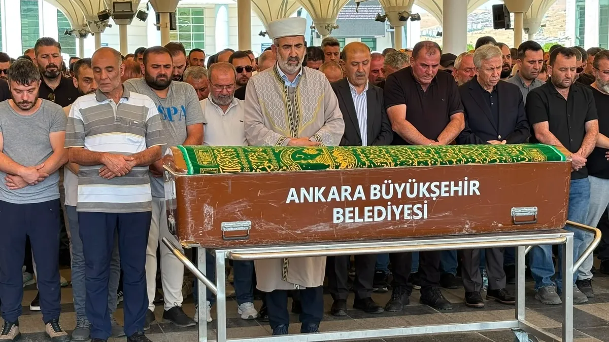 Ankara'da feci kazada yaşamını yitiren belediye işçisi Emre Çelik son yolculuğuna uğurlandı