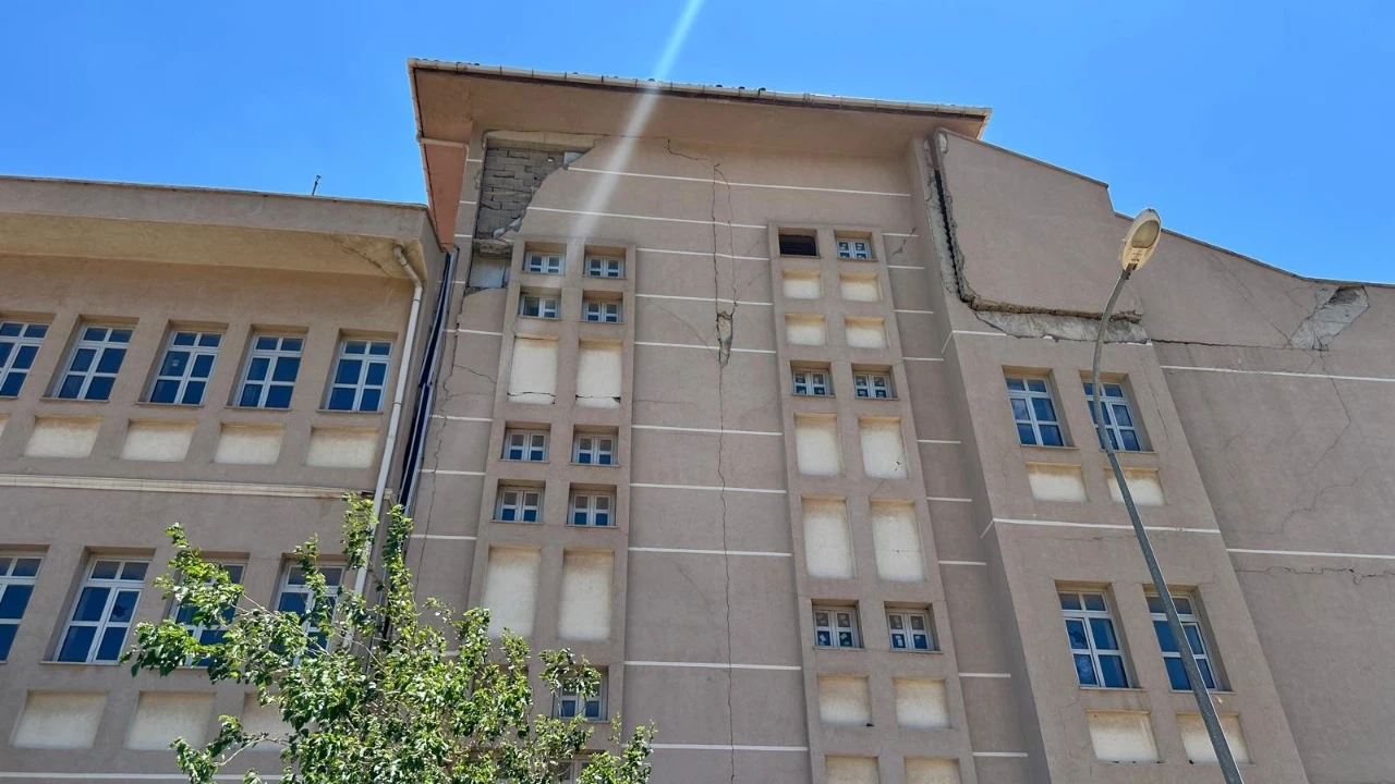 Yanında çocuklar oynuyor: Depremde ağır hasar alan okul 3 yıldır yıkılmadı