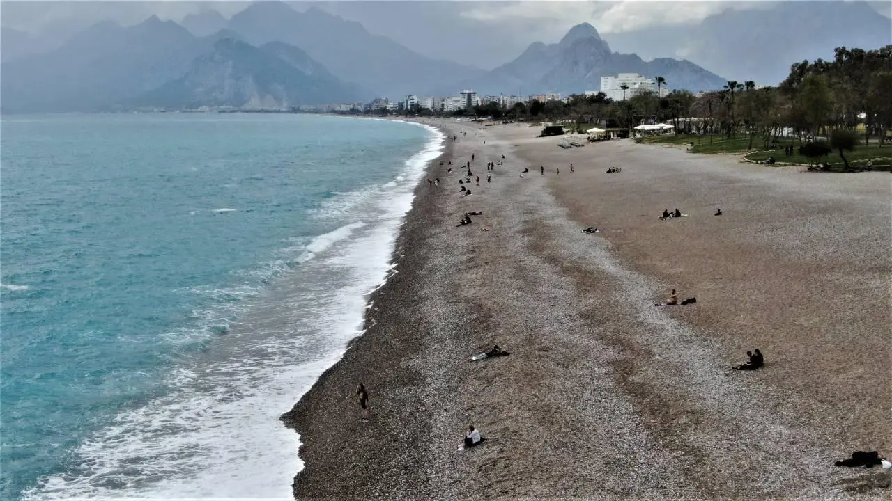 Arkadaşlarıyla gittiği plajdan dönmedi! Otel çalışanı karış karış aranıyor