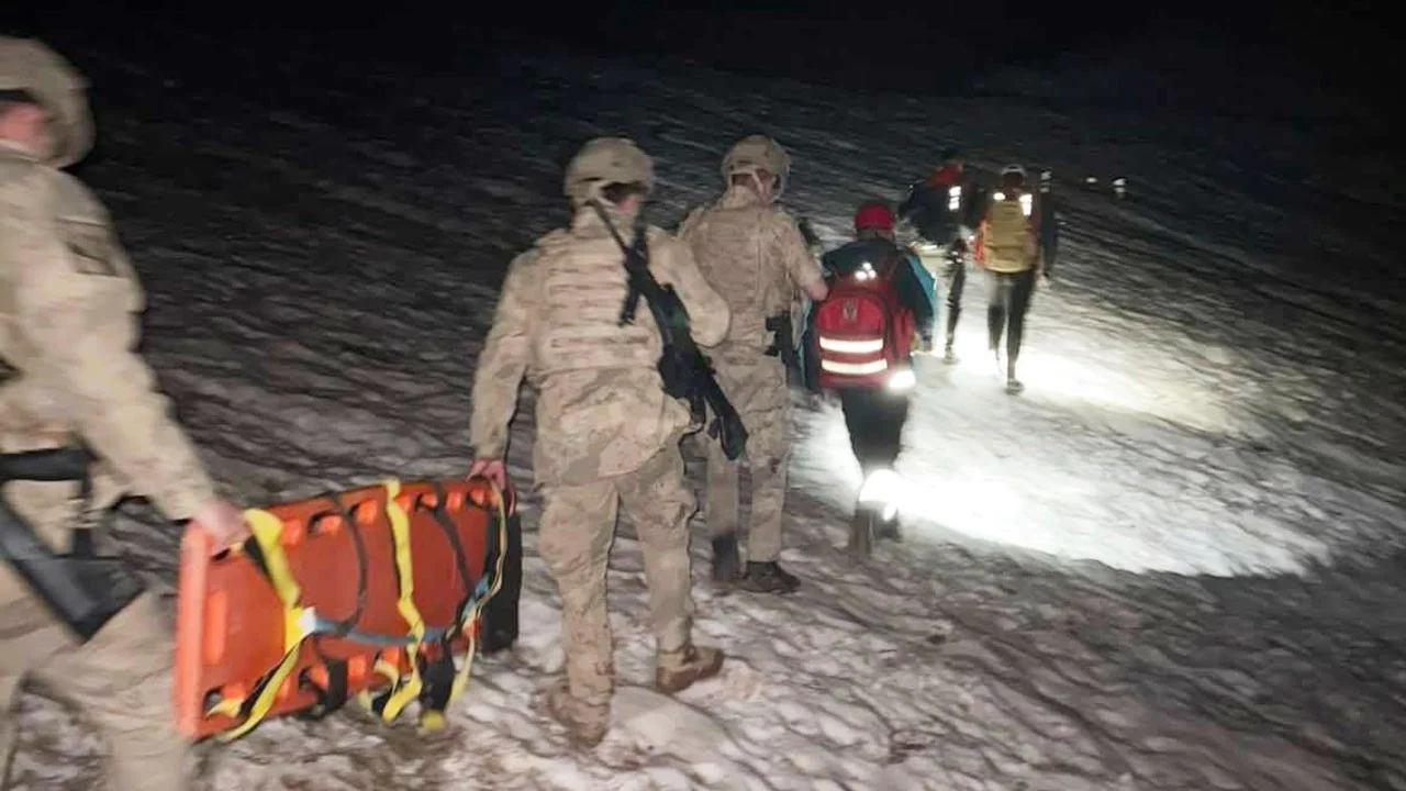 Mantar için çıktıkları karlı dağda kaybolan 3 kişiyi jandarma buldu!