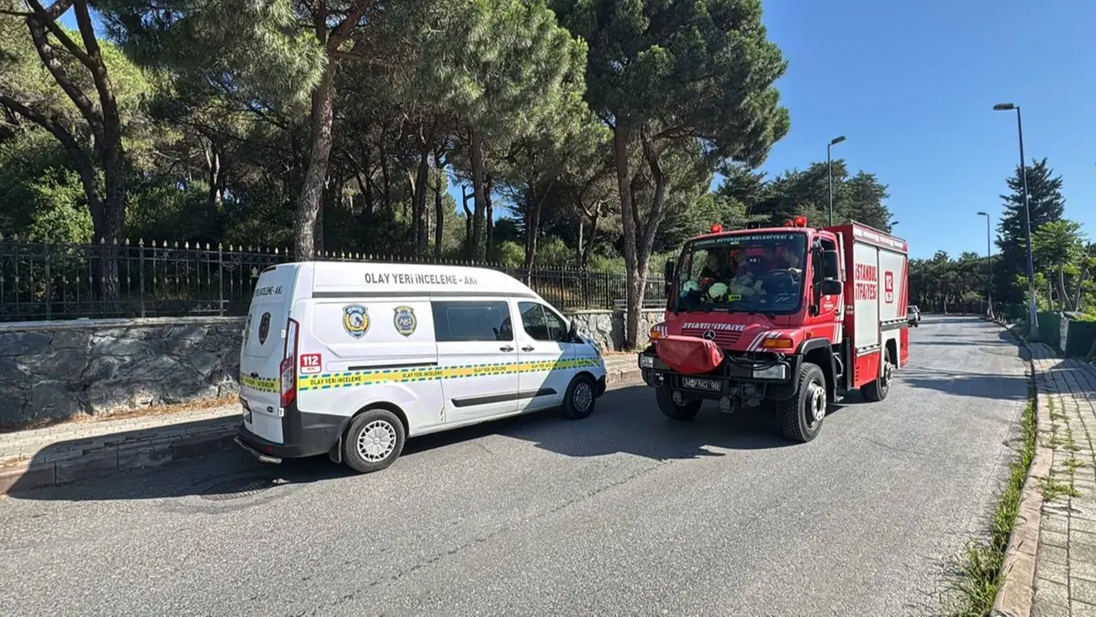 Üsküdar'da feci kaza: Forklift sürücüsü bahçeye uçtu