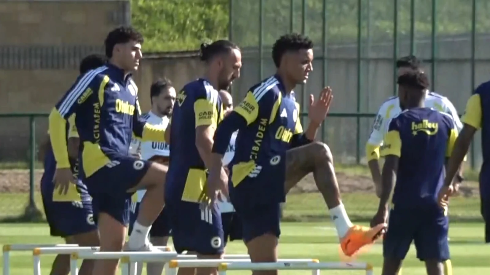 Fenerbahçe'de yeni transferler ilk idmanına çıktı