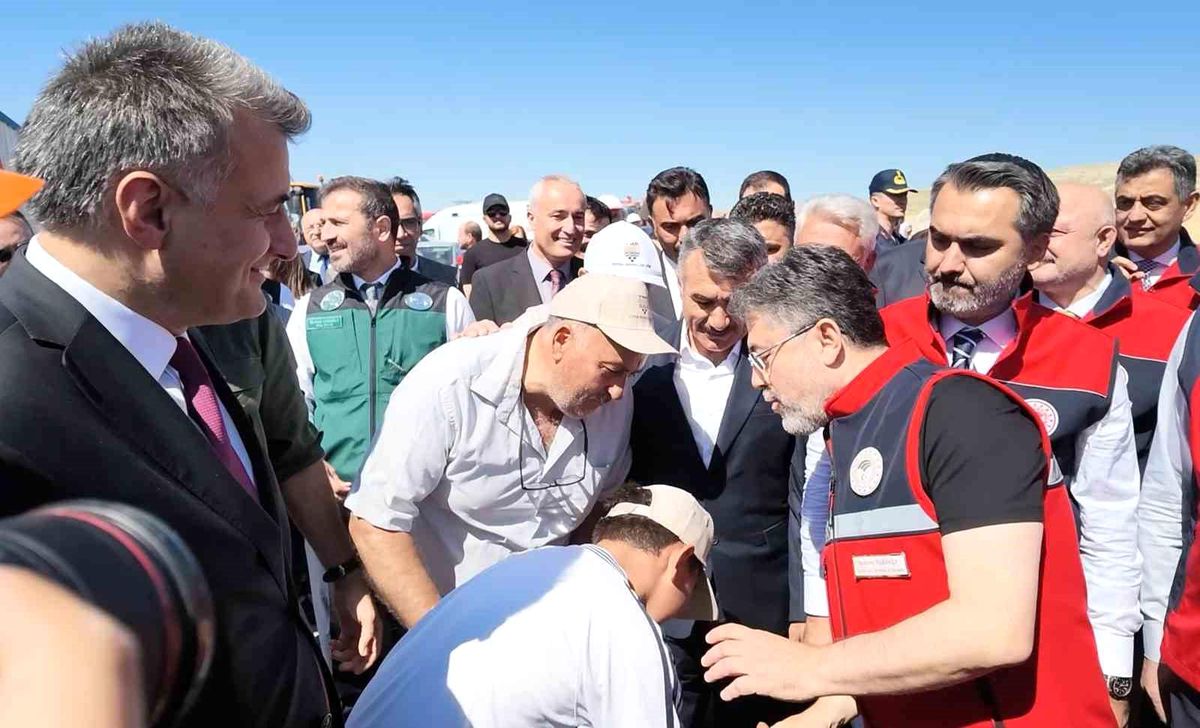 Bakan Yumaklı'dan elini öpmek isteyen çocuğa esprili cevap