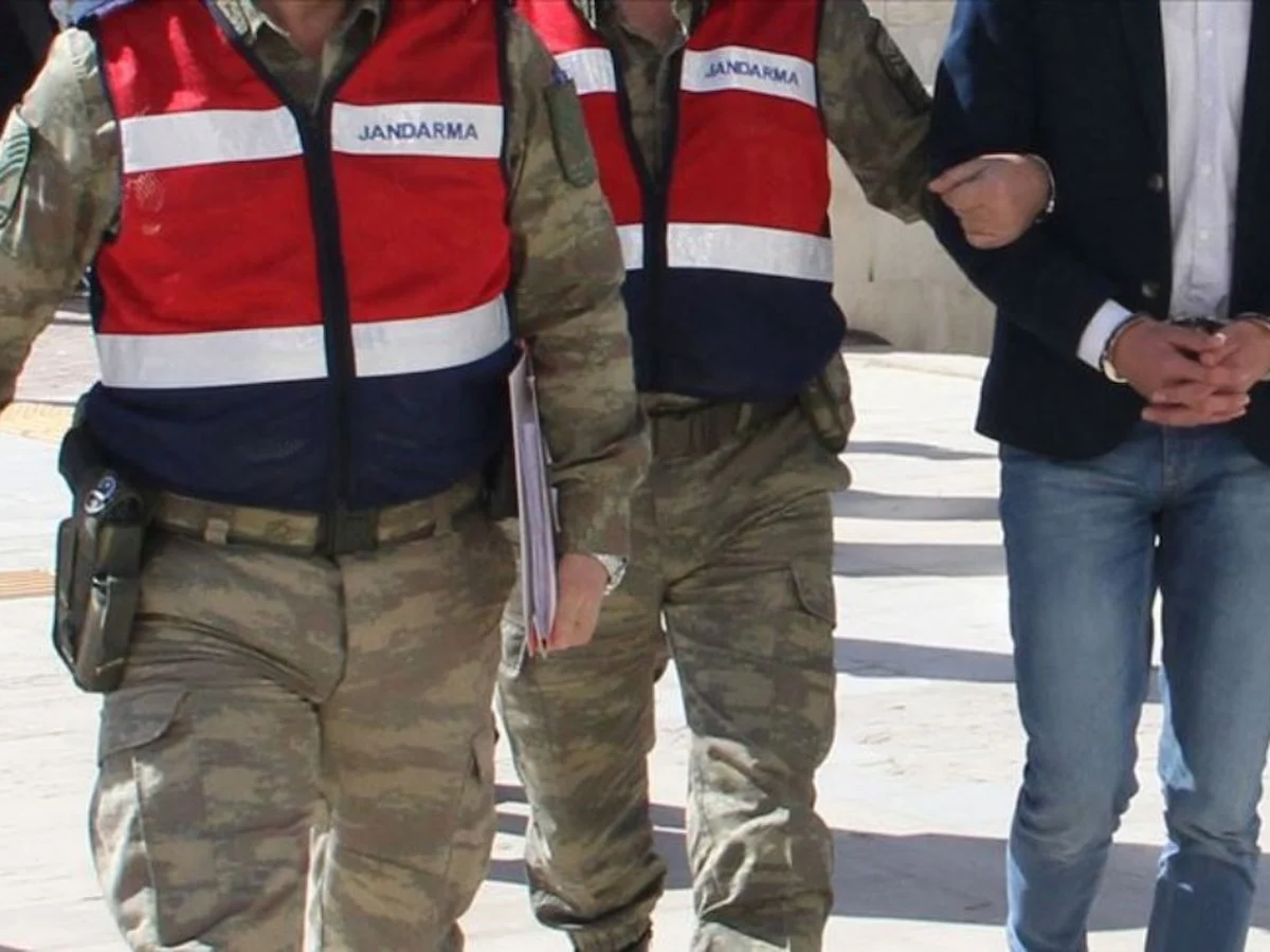 Çanakkale'de yol kontrolünde 33 düzensiz göçmen yakalandı: 2 organizatöre gözaltı