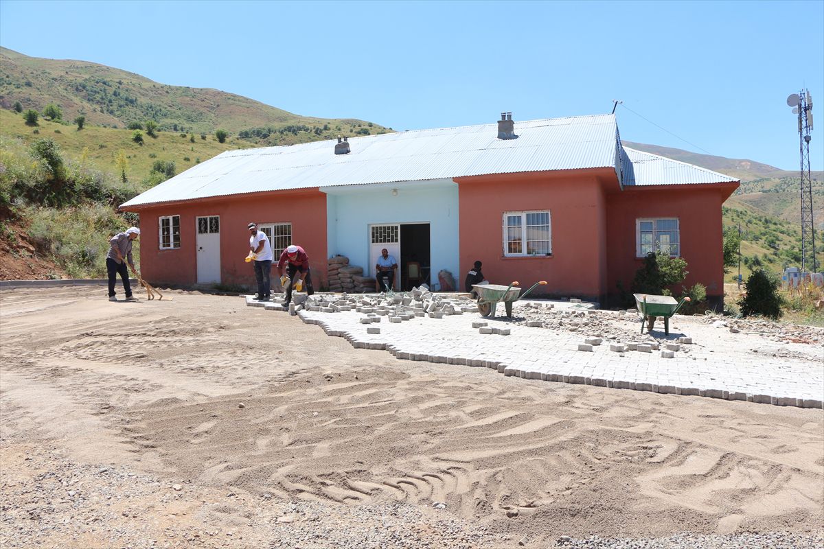 Karlıova'da Kilitli Parke Taşı Çalışmaları Başladı