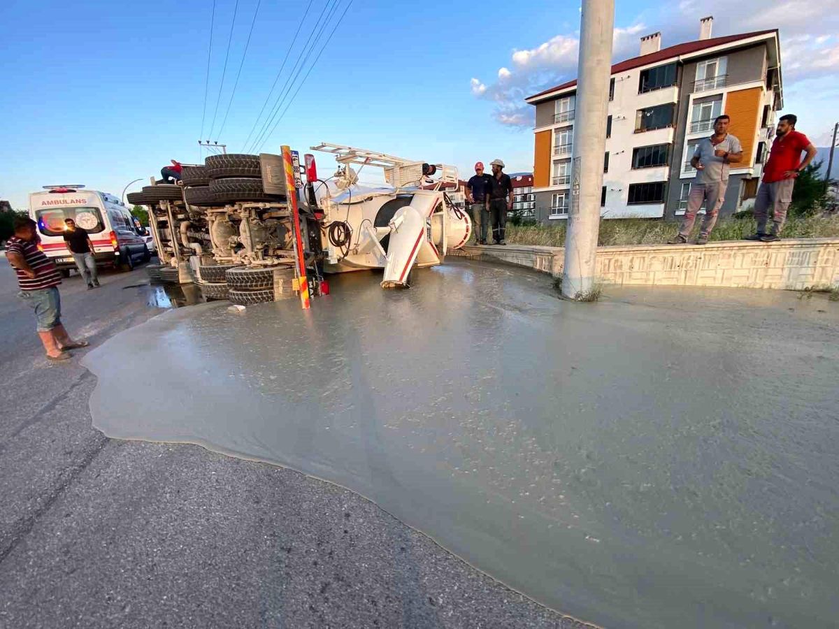 Bolu'da beton mikseri devrildi: 1 yaralı