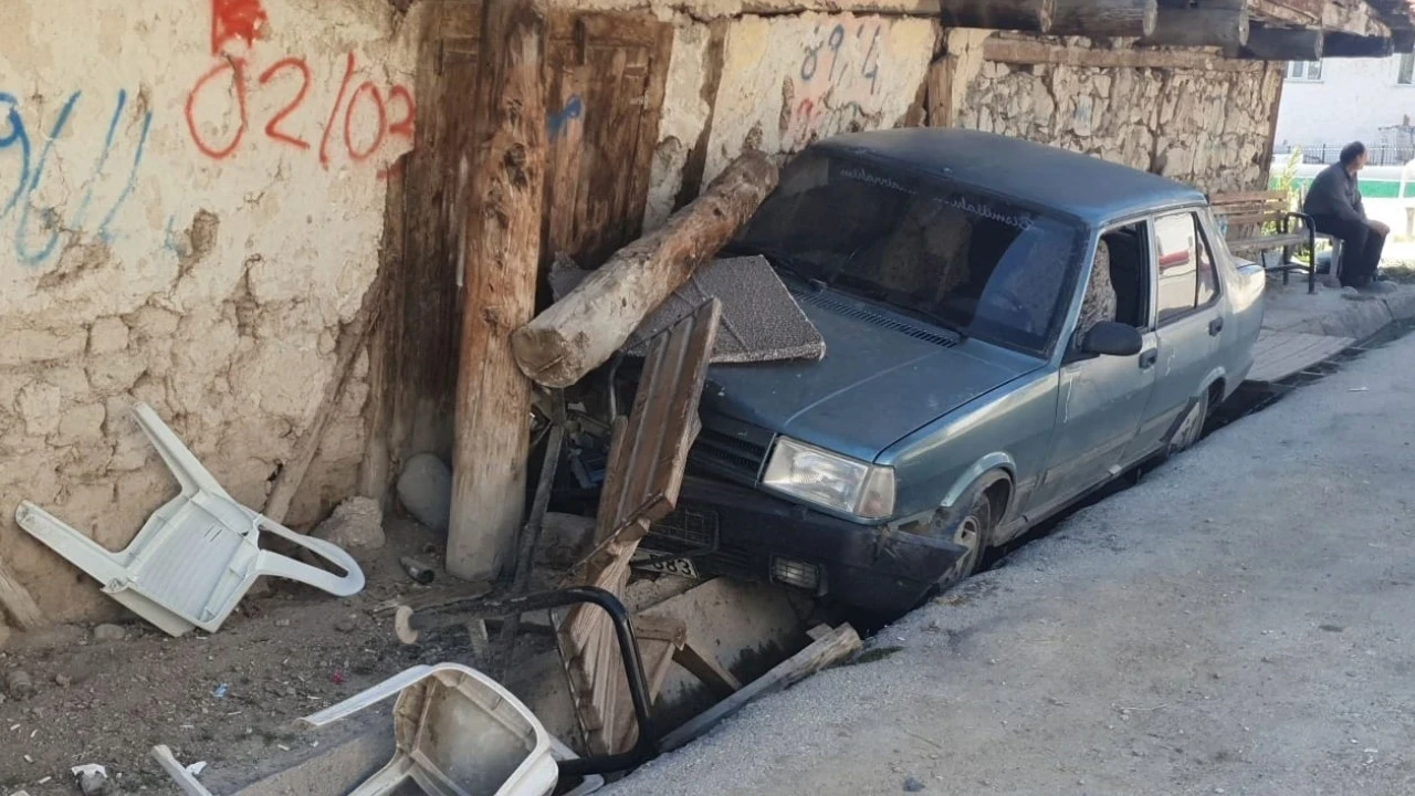 Bankta oturan 2 kişiye otomobil çarptı