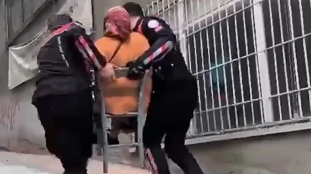 Samsun'da merdivenleri çıkmakta zorlanan yaşlı kadını polis ekipleri sandalyeyle taşıdı